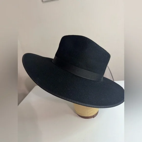 The Melodic Fedora in Black
Lack of Color
In great condition 
Size adult medium - Picture 2 of 7